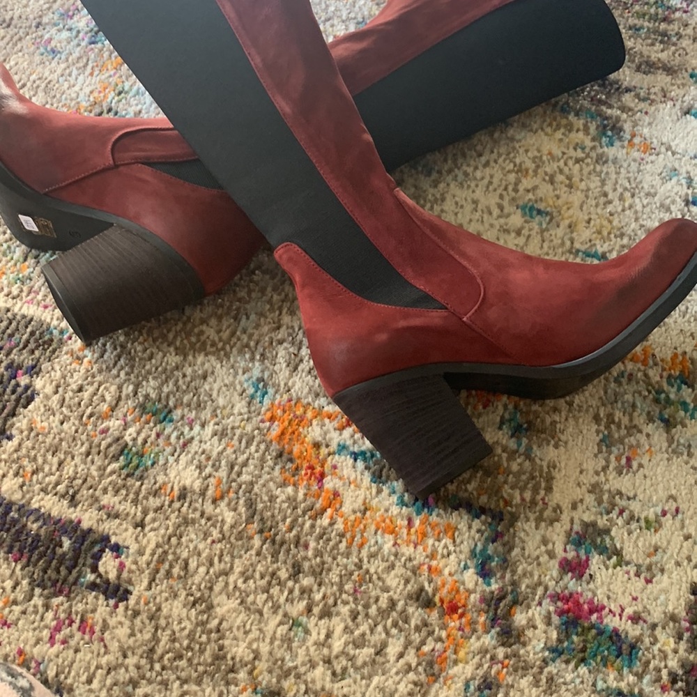 Bueno Red Tulip Walt Boots in Nubuck Suede with Black Elastic - Picture 4 of 6